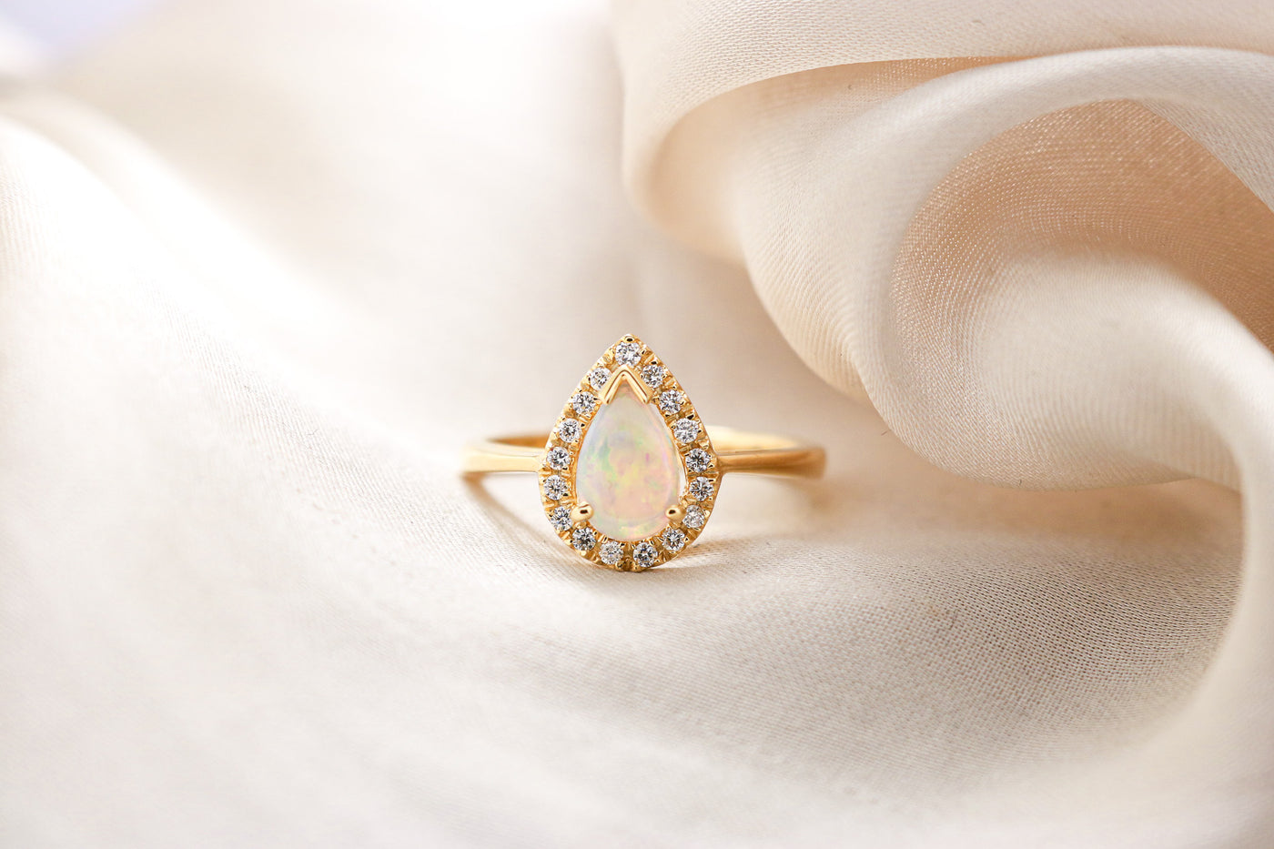 18ct Opal Diamond Ring