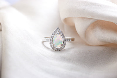 18ct WG 0.56ct Crystal Opal Ring TDW =0.20ct G/H Diamonds