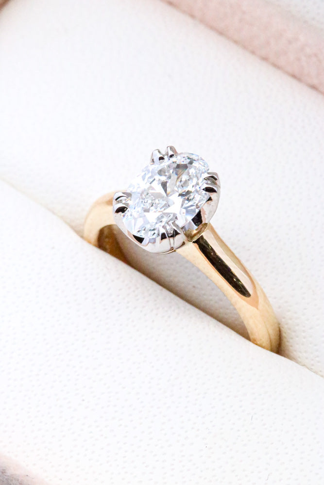 Solitaire OvalDiamond Set in yellow gold with 8 double claws 