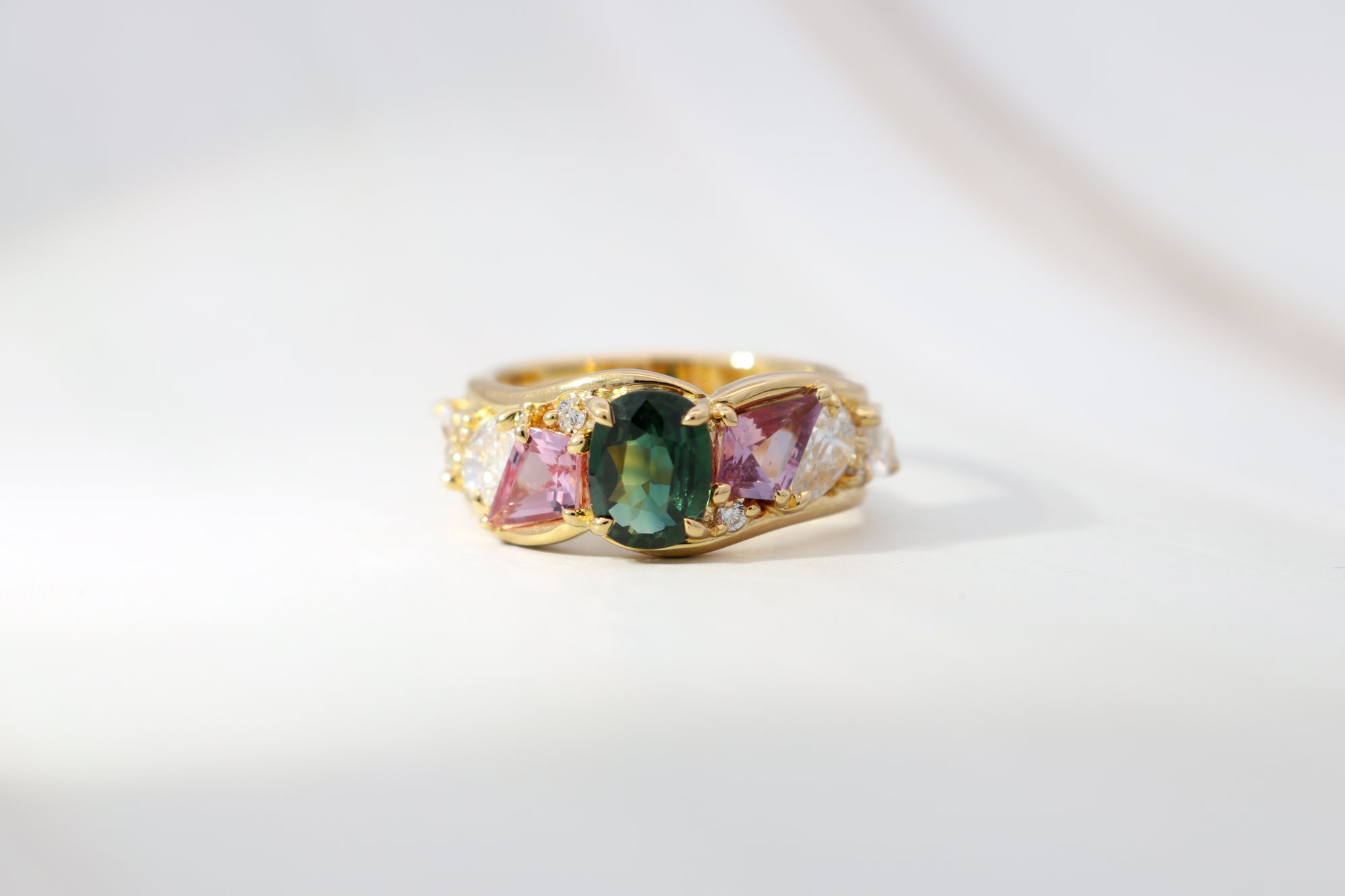 multi stone saphhire ring yellow gold