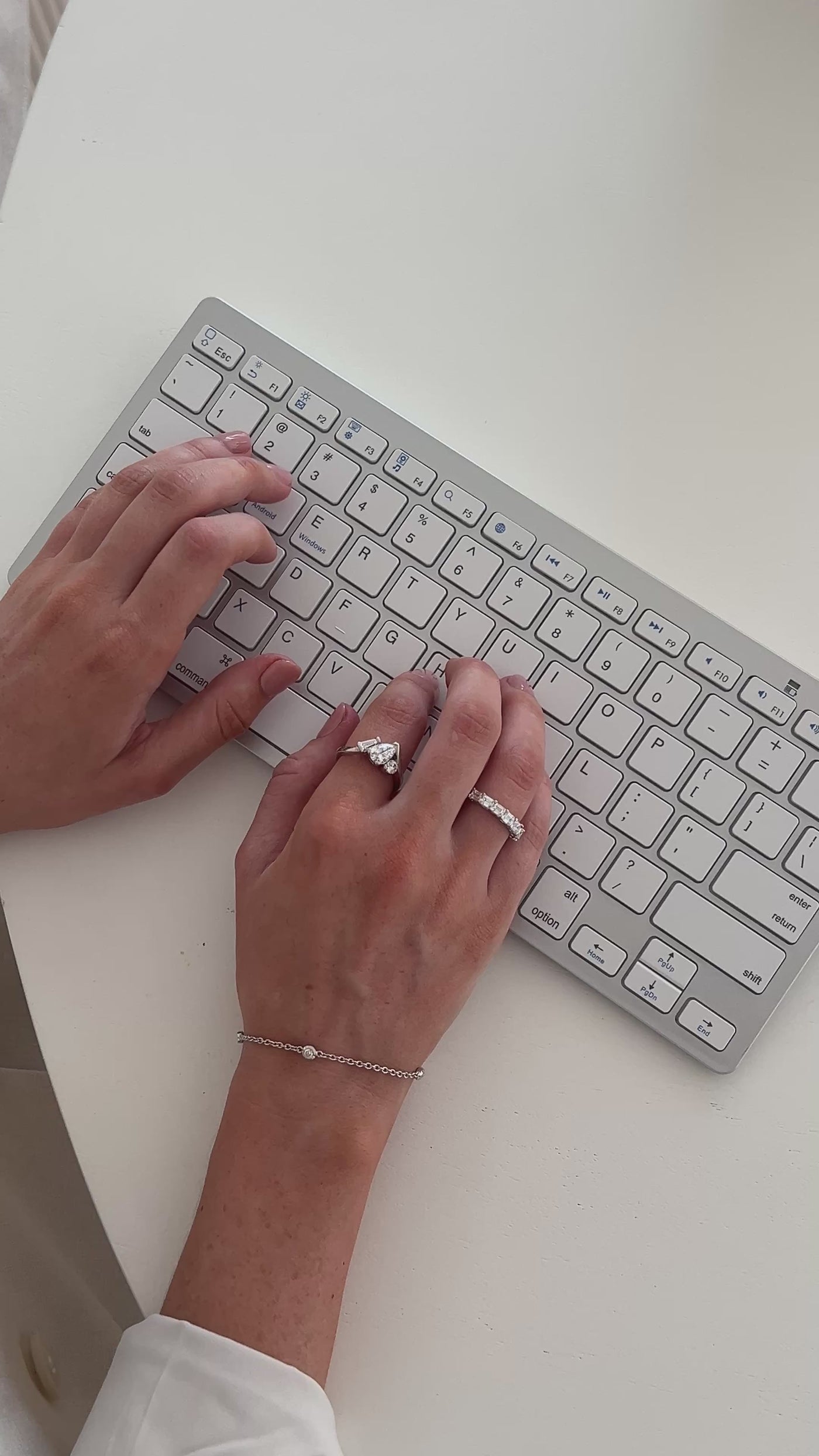 Minimalistic Floating Diamond Gold Bracelet