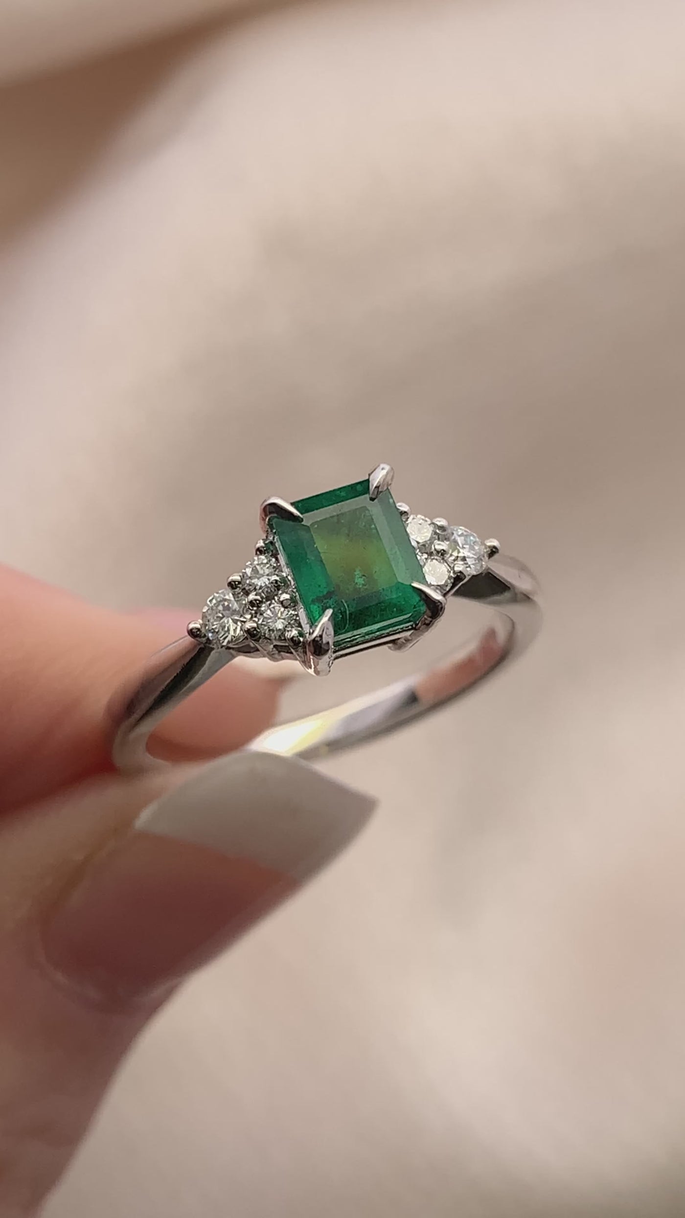 EMERALD & DIAMOND RING